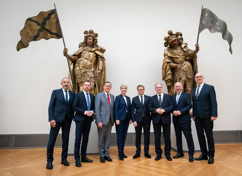 Das Bild zeigt die Regierungschefin und Regierungschefs der ostdeutschen Länder zusammen mit dem Beauftragten der Bundesregierung für Ostdeutschland.