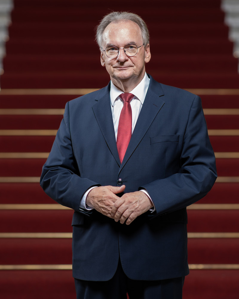 Das Bild zeigt Ministerpräsident Dr. Reiner Haseloff vor der Treppe in der Staatskanzlei.