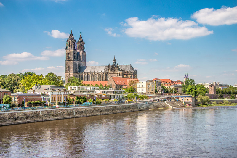 Das Bild zeigt das Elbeufer mit dem Dom zu Magdeburg.