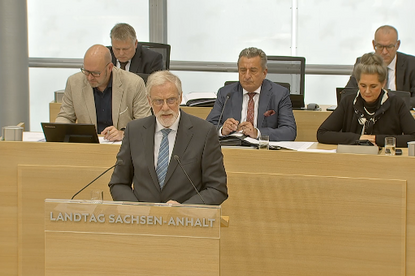 Das Bild zeigt Europaminister Rainer Robra im Landtag.