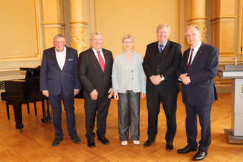 Das Bild zeigt Ministerpräsident Dr Reiner Haseloff und die Ausgezeichneten.