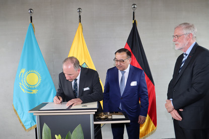 Das Bild zeigt den Honorarkonsul Kasachstan, Felix von Limburg, den Botschafter von Kasachstan, Dr. Nurlan Onzhanov und Staatsminister Rainer Robra.