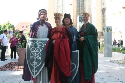Schauspieler als verkleidete Damen und Herren des Mittelalters