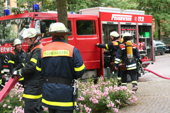 Feuerwehrfahrzeug mit Feuerwehrmänner