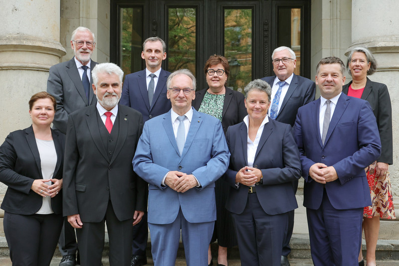 Das Bild zeigt die Ministerinnen und Minister der Landesregierung mit Ministerpräsident Dr. Reiner Haseloff.