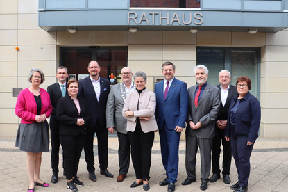Ministerpräsident Schulze mit den Kabinettsmitgliedern sowie dem Bürgermeister von Wolmirstedt sowie dem Landrat Landkreis Börde.