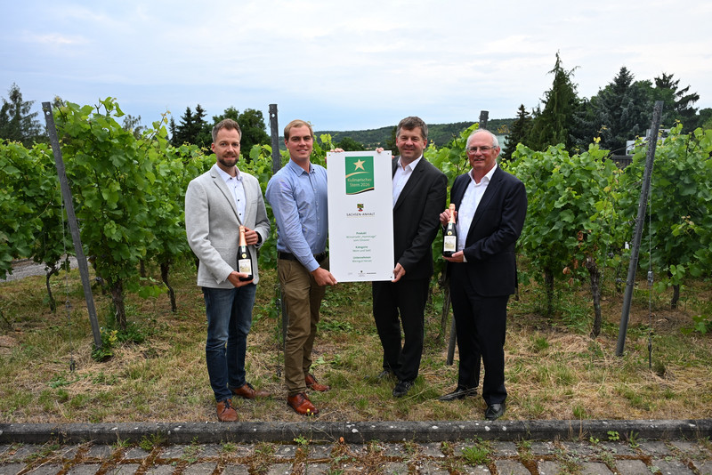 Übergabe des Hofschildes an das Weingut Herzer für den Sieg im Wettbewerb "Kulinarischer Stern 2026"