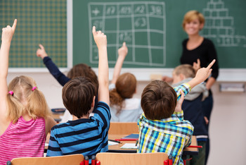 Schüler melden sich im Unterricht.