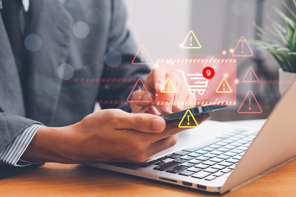 Das Bild zeigt eine Person am Rechner.