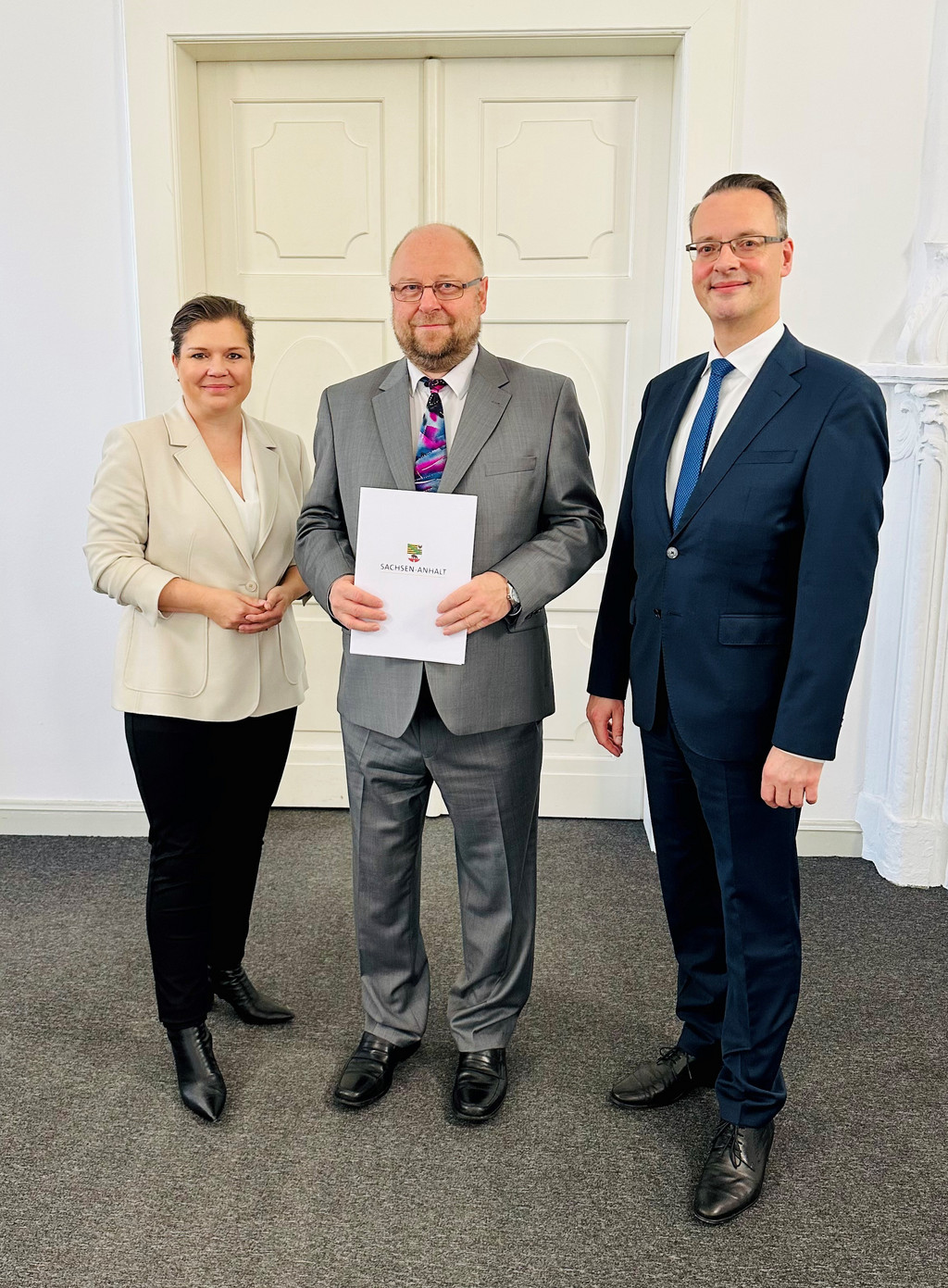 044_PräsVGHalle Sachsen-Anhalts Ministerin für Justiz und Verbraucherschutz, Franziska Weidinger, mit dem neuen Präsidenten des Verwaltungsgerichts Halle, Andreas Pfersich und dem Präsidenten des Oberverwaltungsgerichts Sachsen-Anhalt, Oliver Becker am 3. November 2022 in Magdeburg.