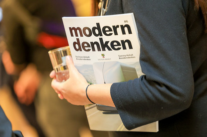 Eine Frau hält die Broschüre #moderndenken im Arm.