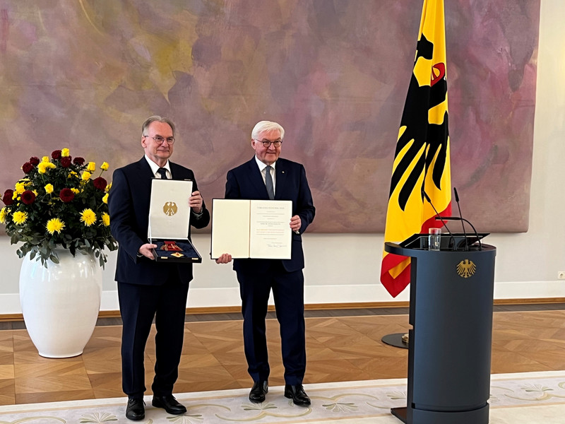 Ministerpräsident Dr. Reiner Haseloff erhält aus den Händen von Bundespräsident Frank-Walter Steinmeier den Verdienstorden.