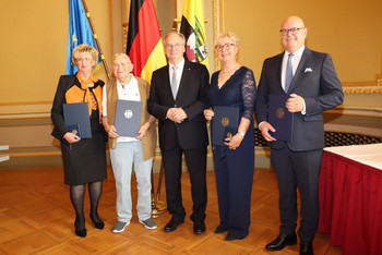 Das Bild zeigt Ministerpräsident Dr. Reiner Haseloff und die Ausgezeichneten.