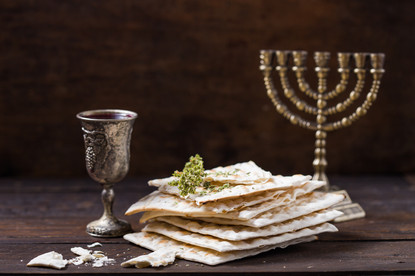 Das Bild zeigt u. a. de Chanukkaleuchter.