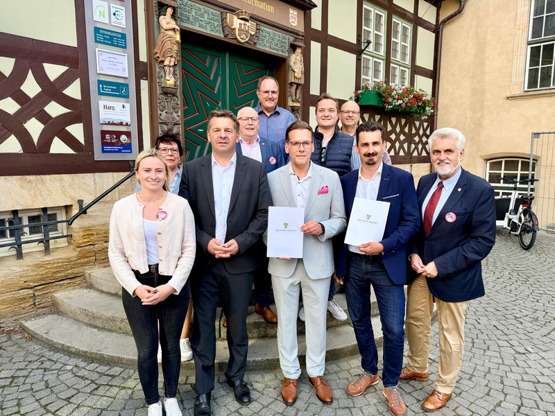 Ministerpräsident Sven Schulze übergibt Fördermittelbescheid für Ganzjahresloipe in Schierke