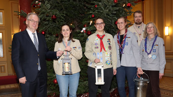 Das Friedenslicht wurde in die Staatskanzlei gebracht.