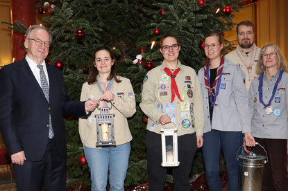 Das Friedenslicht wurde in die Staatskanzlei gebracht.