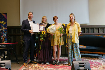 Kulturstaatssekretär Putz mit Preisträgerinnen.