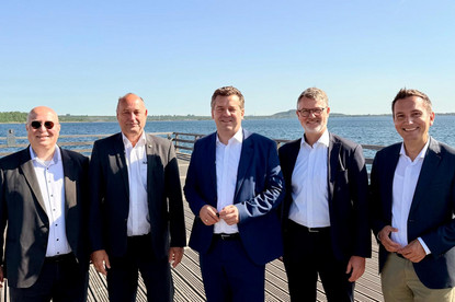 Ministerpräsident Sven Schulze überreicht in Neumark den ersten Teilbescheid für die touristische Erschließung und Attraktivierung des Geiseltalsees