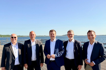 Ministerpräsident Sven Schulze überreicht in Neumark den ersten Teilbescheid für die touristische Erschließung und Attraktivierung des Geiseltalsees