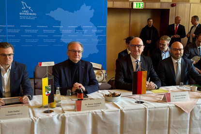 v.l.n.r. Verkehrsstaatsekretär Sven Haller, Ministerpräsident Dr. Reiner Haseloff, Ministerpräsident Dietmar Woidke