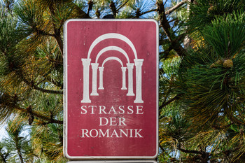 Das Bild zeigt das Hinweisschild Straße der Romanik.