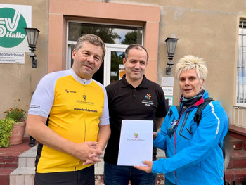 Ministerpräsident Sven Schulze überreicht Förderbescheid an LSB-Präsidentin Silke Renk-Lange
