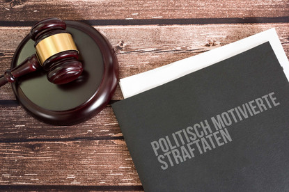 Ordner mit Aufschrift politisch motivierte Straftaten