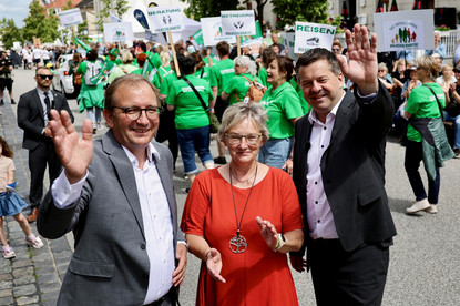 Landrat Markus Bauer, Bernburgs Oberbürgermeisterin Silvia Ristow und Ministerpräsident Sven Schulze