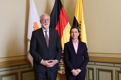 Europaminister Rainer Robra und die Botschafterin Zyperns