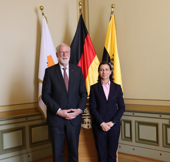 Europaminister Rainer Robra und die Botschafterin Zyperns