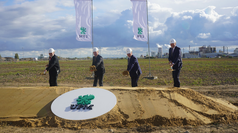 Das Bild zeigt den Spatenstich zu UPM.