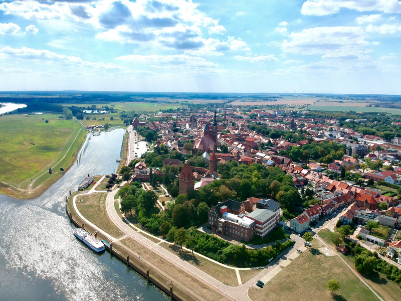 Das Bild zeigt die Kaiser- und Hansestadt Tangermünde mit Altstadt und Elbhafen.