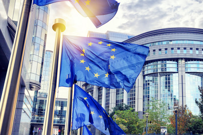 EU-Fahne vor dem Europäischen Parlament