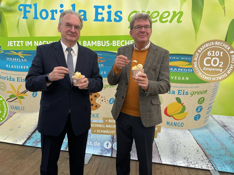 Das Bild zeigt Ministerpräsident Dr. Reiner Haseloff und den Eigentümer von Florida Eis.