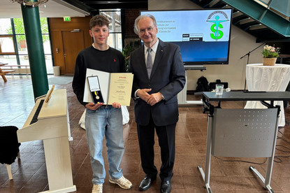 Ministerpräsident Dr. Reiner Haseloff überreicht die Rettungsmedaille an Lucas Häbecke.