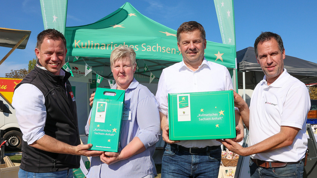 die kulinarische Sternebox wir auf dem Landeserntedankfest von Landwirtschaftsminister Sven Schulze (2. v. r.) präsentiert