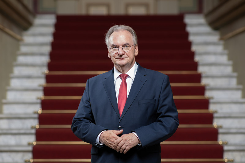 Das Bild zeigt Ministerpräsident Dr. Reiner Haseloff vor der Treppe.