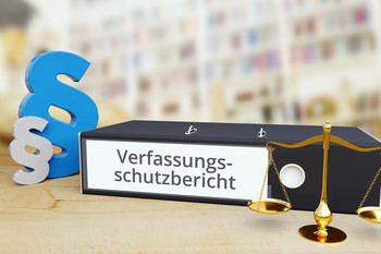 Das Bild zeigt einen Ordner mit der Aufschrift Verfassungsschutzbericht.