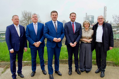 Ministerpräsident Sven Schulze, EU-Kommisassar Christophe Hansen, Wirtschaftsminister Michael Richter und die Geschäftsführung Piesteritz