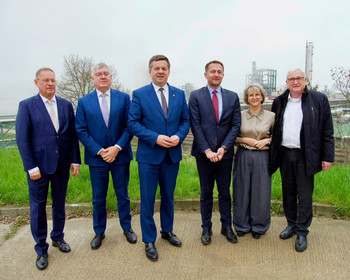 Ministerpräsident Sven Schulze, EU-Kommisassar Christophe Hansen, Wirtschaftsminister Michael Richter und die Geschäftsführung Piesteritz