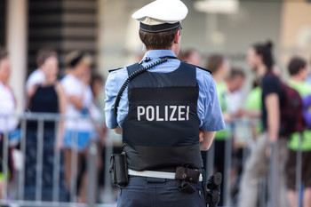 Das Bild zeigt einen Polizisten von hinten.