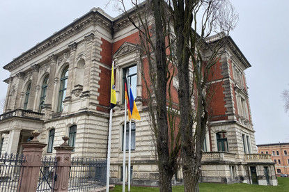 Das Bild zeigt die ukrainische, deutsche und sachsen-anhaltische Fahne an der Staatskanzlei.