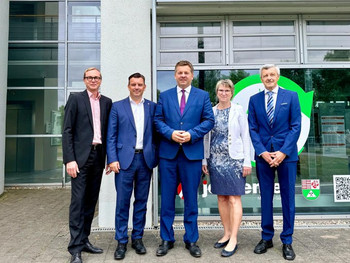 Ministerpräsident Schulze informiert sich im Mansfelder Land über das Projekt Bürgerarbeit.