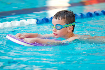 Das Bild zeigt ein schwimmendes Kind.