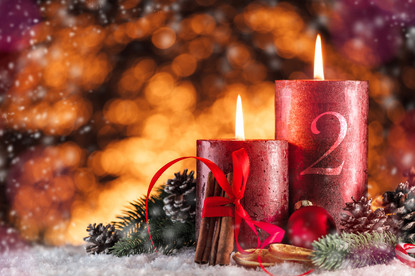 2 brennende Adventskerzen