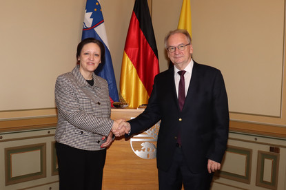 Handshake zwischen slowenische Botschafterin und Ministerpräsident