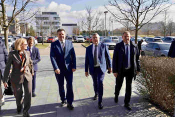 Sachsen-Anhalts Ministerpräsident Sven Schulze, Agrofert-Geschäftsführer Petr Cingr und SKW Piesteritz Geschäftsführer Carsten Franzke