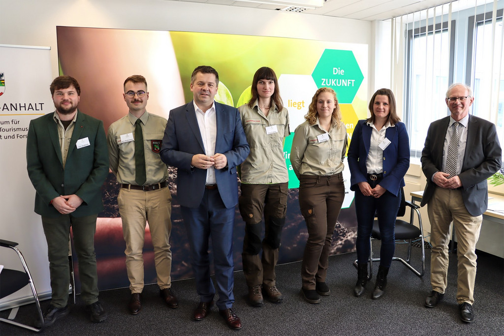 News_2024-03-28_Zeugnisübergabe Das Bild zeigt die Anwärterinnen und Anwärter mit Forstminister Sven Schulze und Forststaatssekretär Gert Zender