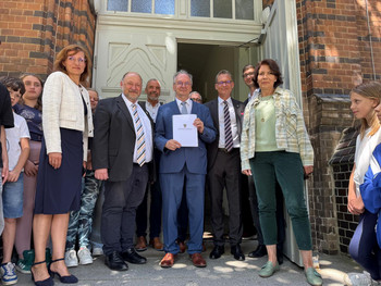 Ministerpräsident Dr. Reiner Haseloff übergibt einen Förderbescheid an die Grundschule Zeitz.